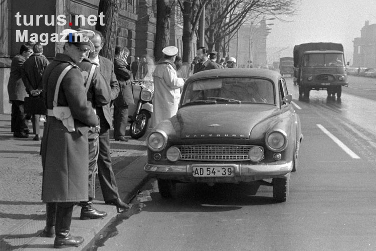 alter Wartburg und Volkspolizisten in Ostberlin, Ende 60er Jahre
