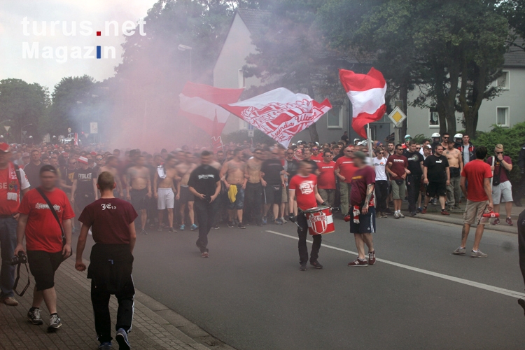 Final-Marsch RWE Fans, Ultras, Hooligans vor Spiel gegen WSV 2016