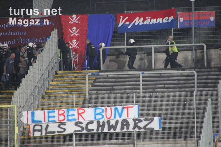 Wuppertaler versuchen Aachener Fahne zu ziehen