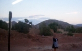 Karge trockene Landschaft entlang der Bahnstrecke von Villazón nach Oruro in Bolvien