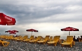 Liegestühle am Strand von Batumi