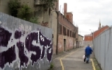 Zäune und Stacheldraht: trostlose Gasse in Belfast