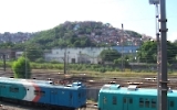 Nahverkehrszug und Favela in Rio de Janeiro