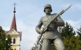 Denkmal in einer Ortschaft nahe der ungarisch-serbischen Grenze