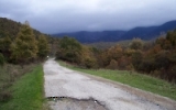 Bergstraße zum bulgarischen Dorf Golesovo im Slavjanka-Gebirge