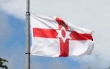 nordirische Flagge in einer Ortschaft in Nordirland