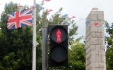 rote Ampel und britische Flagge in der nordirischen Stadt Omagh