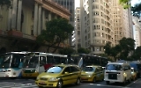 Taxen und Linienbusse im Stadtzentrum von Rio de Janeiro zur Rush Hour