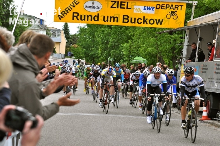 Stimmung bei der Zielankunft: Jedermannrennen Radfest Rund um Buckow 2012