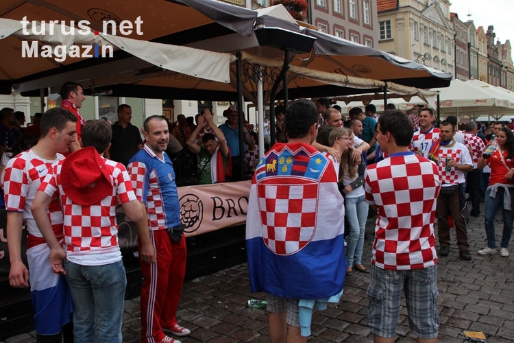 Hrvatska bei der EM 2012! Kroatische Fans feiern auf dem alten Markt von Poznan