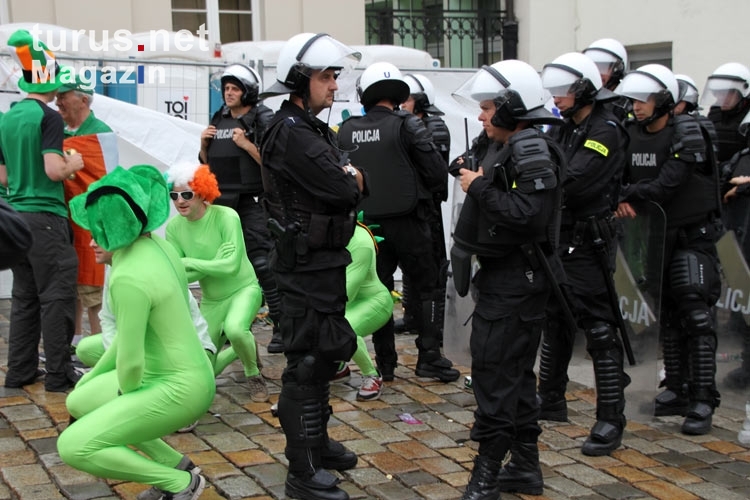 Irische Fans im Ganzkörperkondom und polnische Polizei