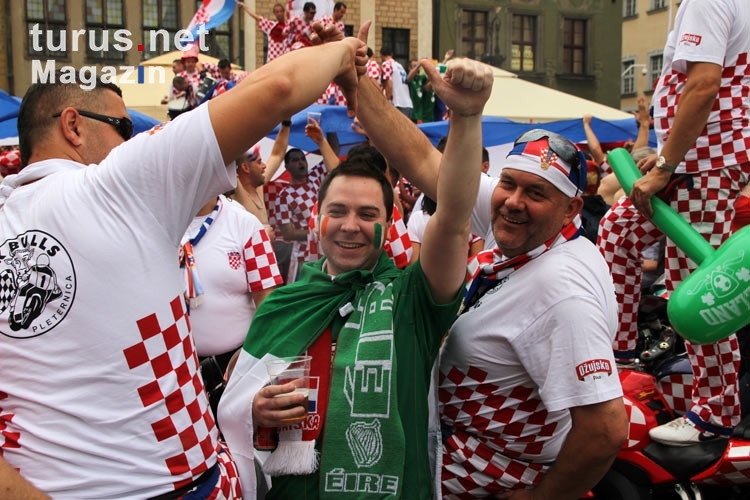 Irische und kroatische Fans feiern eine mächtige Party