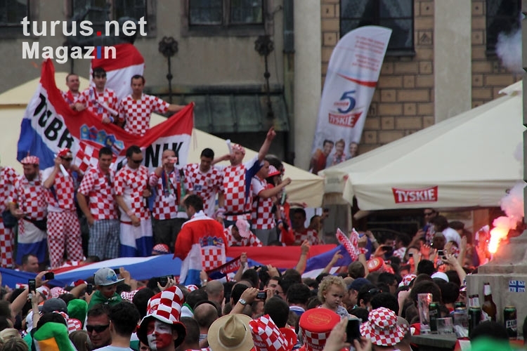 Kroatische Fans zünden Bengalos auf dem Stary Rynek