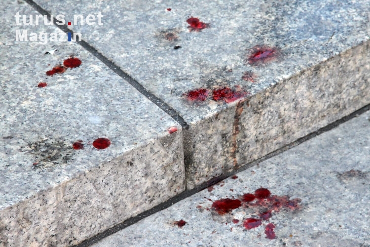 Blutspuren auf den Stufen an einem Brunnen in Poznan