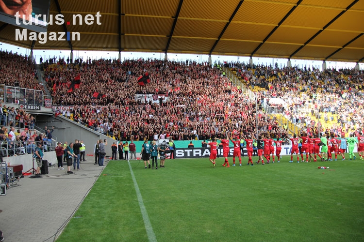 Leverkusen Fans und Spieler feiern Sieg in Aachen 2019