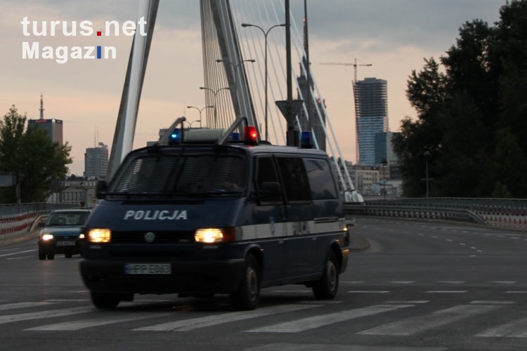 Die polnische Policija macht am Stadion Narodowy in Warschau mobil