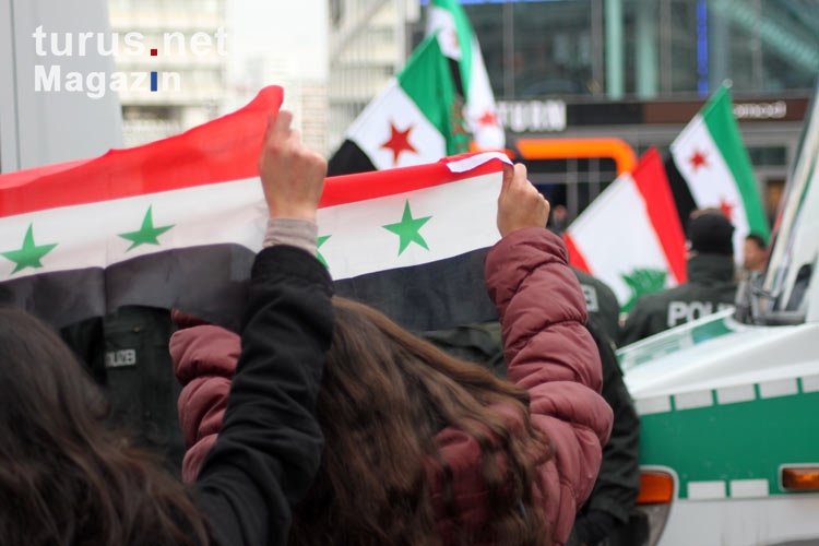 Assad-Gegner und Assad-Anhänger stehen sich in Berlin gegenüber
