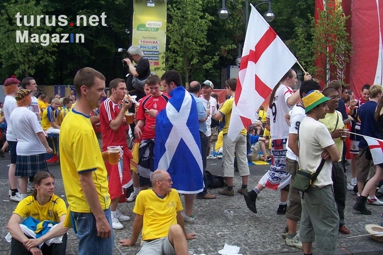 verschiedene Fußballfans auf der Fanmeile, WM 2006 in Deutschland