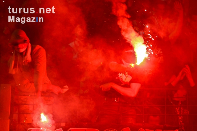 Eintracht Fans zünden Pyrotechnik in Berlin