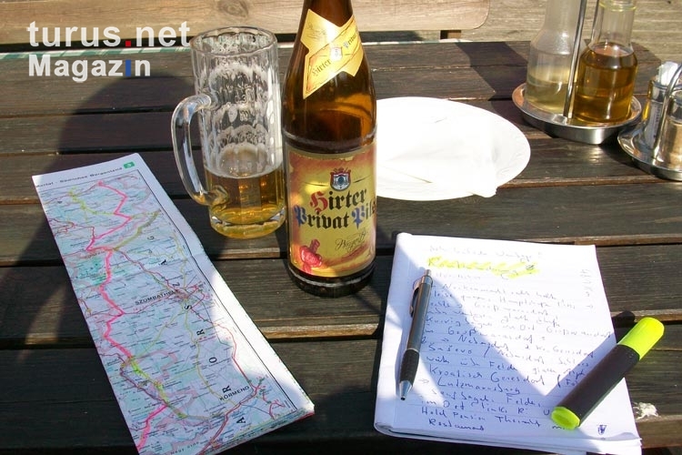 Reisenotizen und Landkarte bei einer Tour durch Österreich