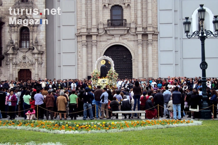 Sonntagsprozession in Lima, Peru