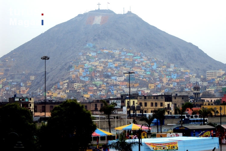 Peruanische Flagge auf einem Berghang in der Hauptstadt Lima