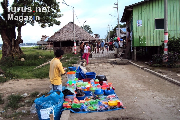 Straßenverkäufer in Santa Rosa im Amazonasgebiet von Peru