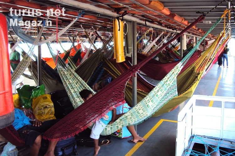 Hängematten als Schlafstätte auf einem Amazonas-Schiff