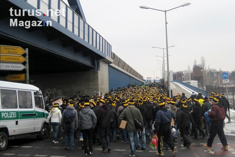 Marsch der Ultras / Fans der SG Dynamo zum Stadion An der Alten Försterei in Berlin-Köpenick, 2012