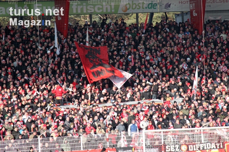 Anhänger des 1. FC Union Berlin auf der Waldseite