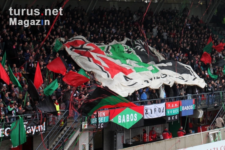 Fans der Nijmegen Eendracht Combinatie im Goffertstadion (Stadion De Goffert) gegen Vitesse Arnhem