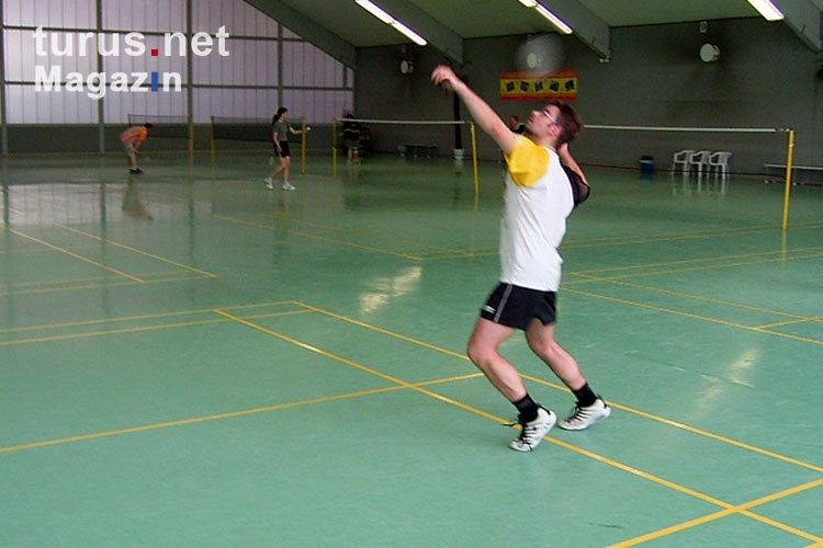 Badminton spielen, auf Gummibelag in einer Halle,
