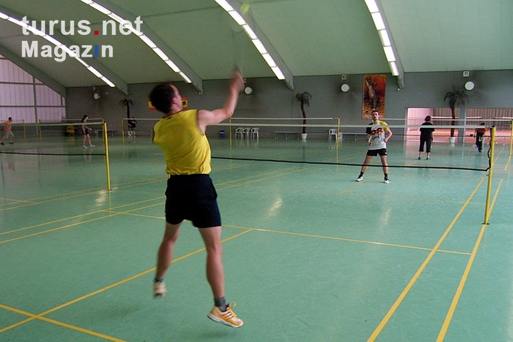 Badminton spielen, auf Gummibelag in einer Halle,
