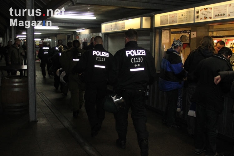 Die Polizei muss Schlichten kommen - Schlägerei im Kabinentrakt beim Derby Preussen - FASS Berlin