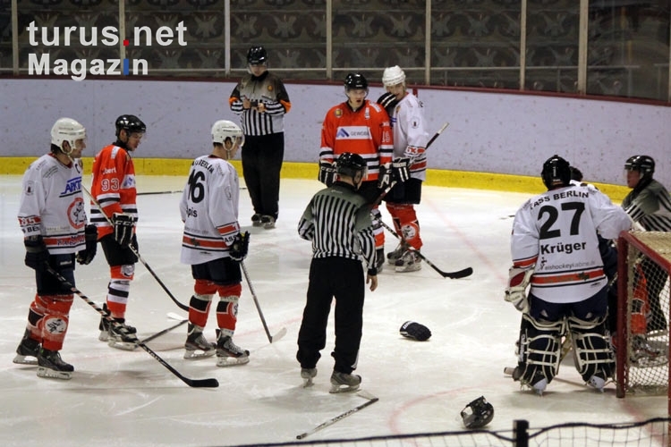 wüste Schlägerei auf dem Eis, Berliner Eishockey-Derby ECC Preussen Juniors - FASS Berlin