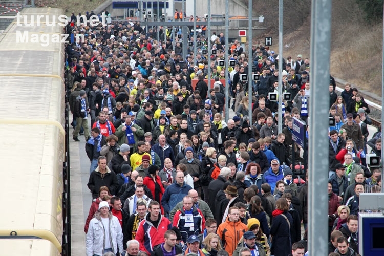tausende Zuschauer auf dem Weg zum Berliner Olympiastadion, Heimspiel von Hertha BSC