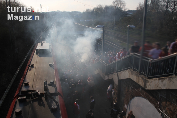 Marsch RWE Fans von Wuppertal Sonnborn zum Stadion