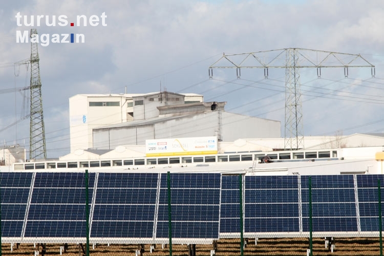 Regierung kappt Solarförderung. Solarpark am Rande von Berlin. Solarenergie weiter im Kommen? 
