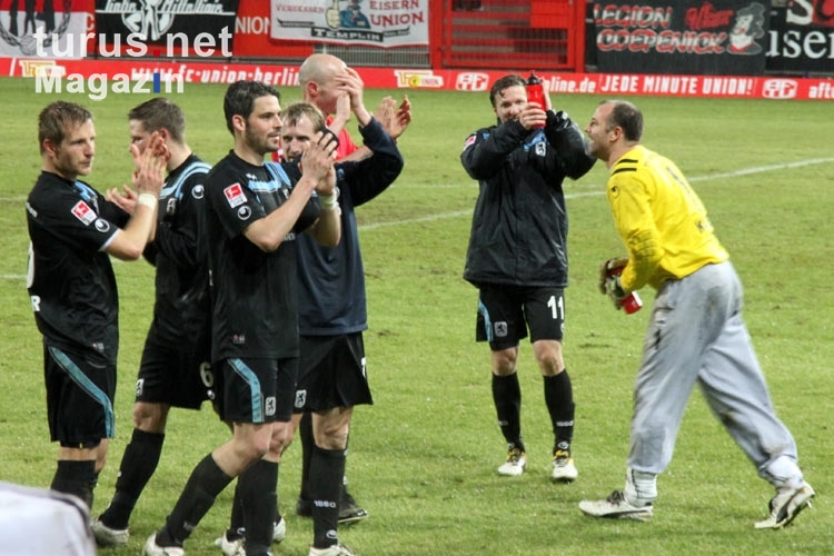 Mannschaft des TSV 1860 München feiert den 1:0-Auswärtssieg beim 1. FC Union Berlin, 24.02.2012