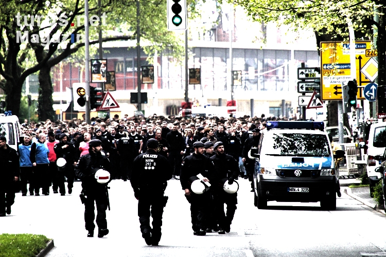 Bielefeld Fans auf dem Weg zum Ruhrstadion Mai 2017