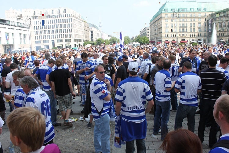 Fans des MSV Duisburg in Berlin beim DFB-Pokalfinale 2011 gegen den FC Schalke 04