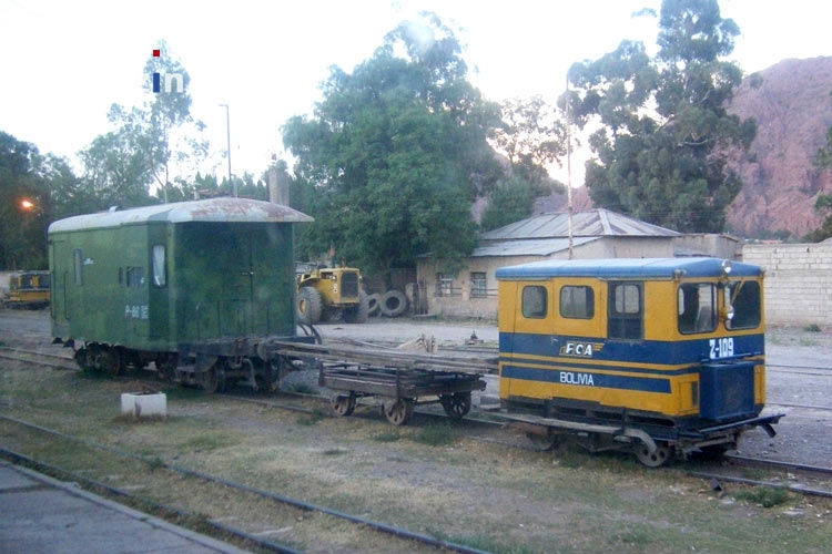 Kleine alte Waggons der Ferrocarriles Bolivia - Empresa Ferroviaria Andina SA, Eisenbahn in Bolivien