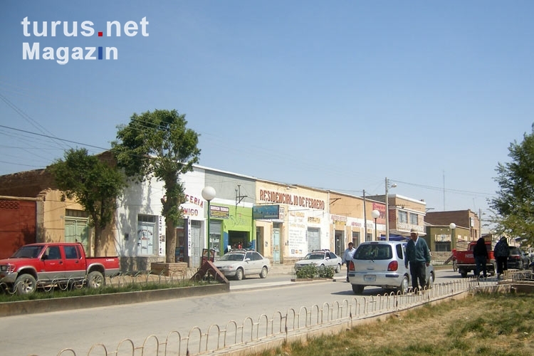 Kleine Geschäfte in einer Straße der bolivianischen Stadt Villazón