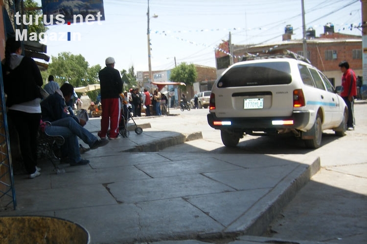 Alltagssituation auf einer Straße in der bolivianischen Stadt Villazón im Departamento Potosí