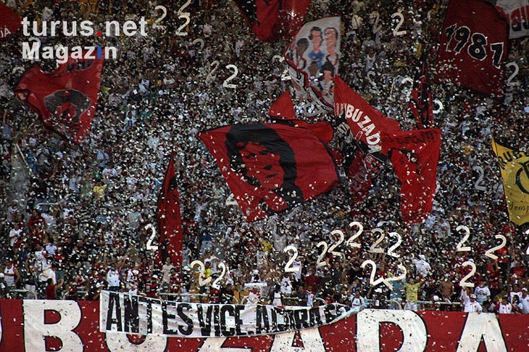 Spektakuläre Stimmung im Fanblock von CR Flamengo Rio de Janeiro (Foto: T. Hänsch www.unveu.de) 