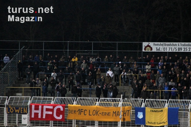 Fans des 1. FC Lokomotive Leipzig im Bruno-Plache-Stadion