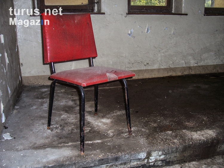alter roter DDR-Stuhl