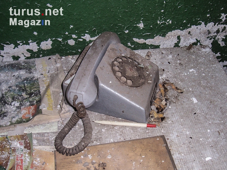 altes Telefon in einer Fabrikruine