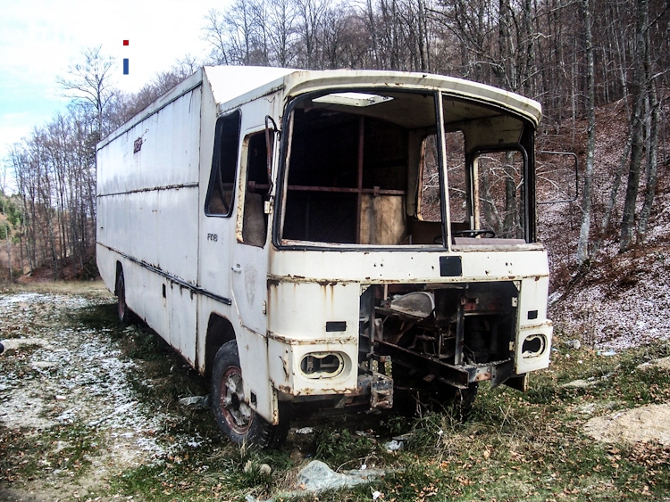 abgewrackter Bus in Mazedonien