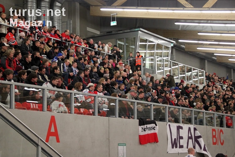 Glückliche Preussen-Fans in der neuen Eishalle am Glockenturm in Berlin